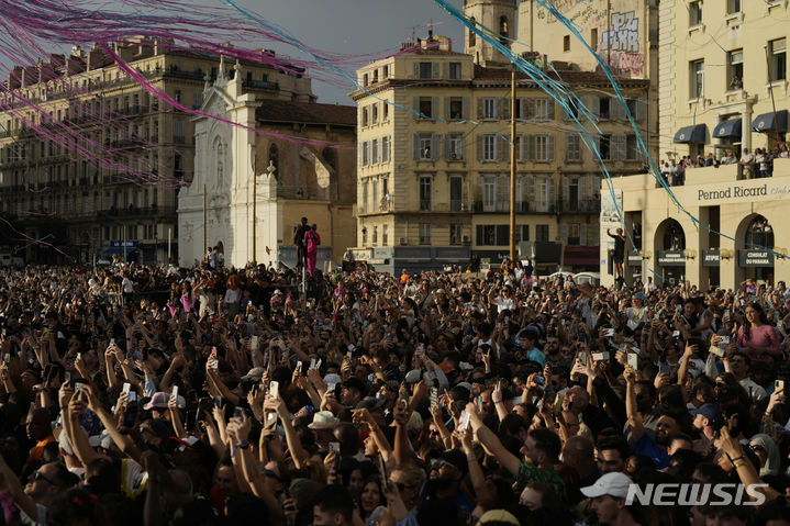 [마르세유=AP/뉴시스] 8일(현지시각) 프랑스 마르세유에서 열린 2024 파리올림픽 성화 환영식에 수많은 시민들이 모여 있다. 2024.05.09.