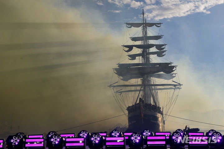 [마르세유=AP/뉴시스] 2024 파리올림픽 성화를 태운 19세기 범선 '벨렘'호가 8일(현지시각) 오전 프랑스 제2 도시 남부 마르세유 항구에 도착하고 있다. 2024.05.09.
