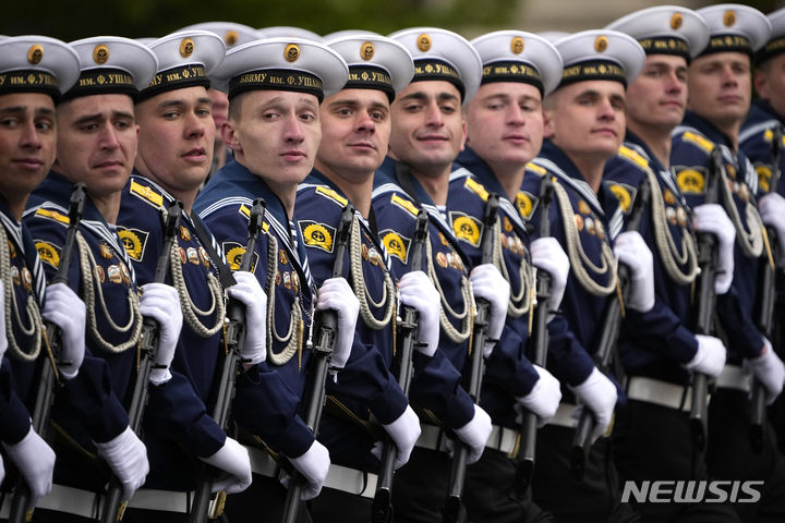 [모스크바=AP/뉴시스] 9일(현지시각) 러시아 모스크바에서 열린 제2차 세계대전 전승절 79주년 열병식에서 러시아 군인들이 행진하고 있다. 전승절은 옛 소련이 제2차 세계대전에서 나치 독일의 항복을 받아낸 1945년 5월 9일을 기념하는 날이다. 2024.05.10.