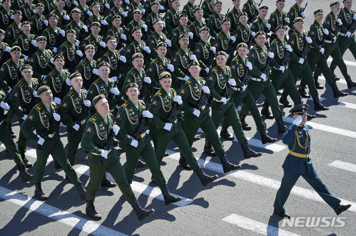 [모스크바=AP/뉴시스] 9일(현지시각) 러시아 모스크바에서 열린 제2차 세계대전 전승절 79주년 열병식에서 러시아 군인들이 행진하고 있다. 전승절은 옛 소련이 제2차 세계대전에서 나치 독일의 항복을 받아낸 1945년 5월 9일을 기념하는 날이다. 2024.05.10.