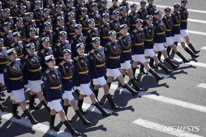 [모스크바=AP/뉴시스] 9일(현지시각) 러시아 모스크바에서 열린 제2차 세계대전 전승절 79주년 열병식에서 러시아 여군들이 행진하고 있다. 전승절은 옛 소련이 제2차 세계대전에서 나치 독일의 항복을 받아낸 1945년 5월 9일을 기념하는 날이다. 2024.05.10.