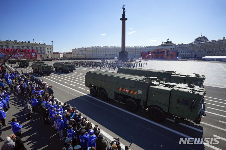 [상트페테르부르크=AP/뉴시스] 9일(현지시각) 러시아 상트페테르부르크에서 열린 제2차 세계대전 전승절 79주년 열병식에서 이스칸데르 단거리 탄도미사일이 공개되고 있다. 전승절은 옛 소련이 제2차 세계대전에서 나치 독일의 항복을 받아낸 1945년 5월 9일을 기념하는 날이다. 2024.05.10.