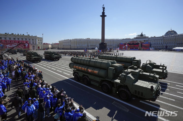 [모스크바=AP/뉴시스] 9일(현지시각) 러시아 모스크바에서 열린 제2차 세계대전 전승절 79주년 열병식에서 S-400 방공미사일 시스템 발사대가 공개되고 있다. 전승절은 옛 소련이 제2차 세계대전에서 나치 독일의 항복을 받아낸 1945년 5월 9일을 기념하는 날이다. 2024.05.10.