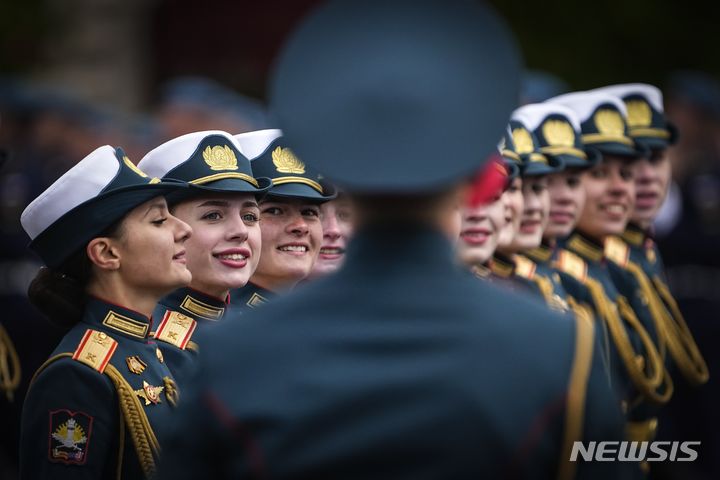 [모스크바=AP/뉴시스] 9일(현지시각) 러시아 모스크바에서 열린 제2차 세계대전 전승절 79주년 열병식에서 러시아 여군들이 행진하고 있다. 전승절은 옛 소련이 제2차 세계대전에서 나치 독일의 항복을 받아낸 1945년 5월 9일을 기념하는 날이다. 2024.05.10.