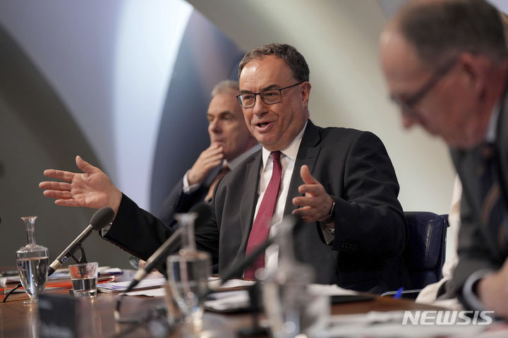 [AP/뉴시스] 영국 중앙은행인 잉글랜드은행의 앤드루 베일리 총재가 9일 통화정책보고서 기자회견에 참석해 말하고 있다