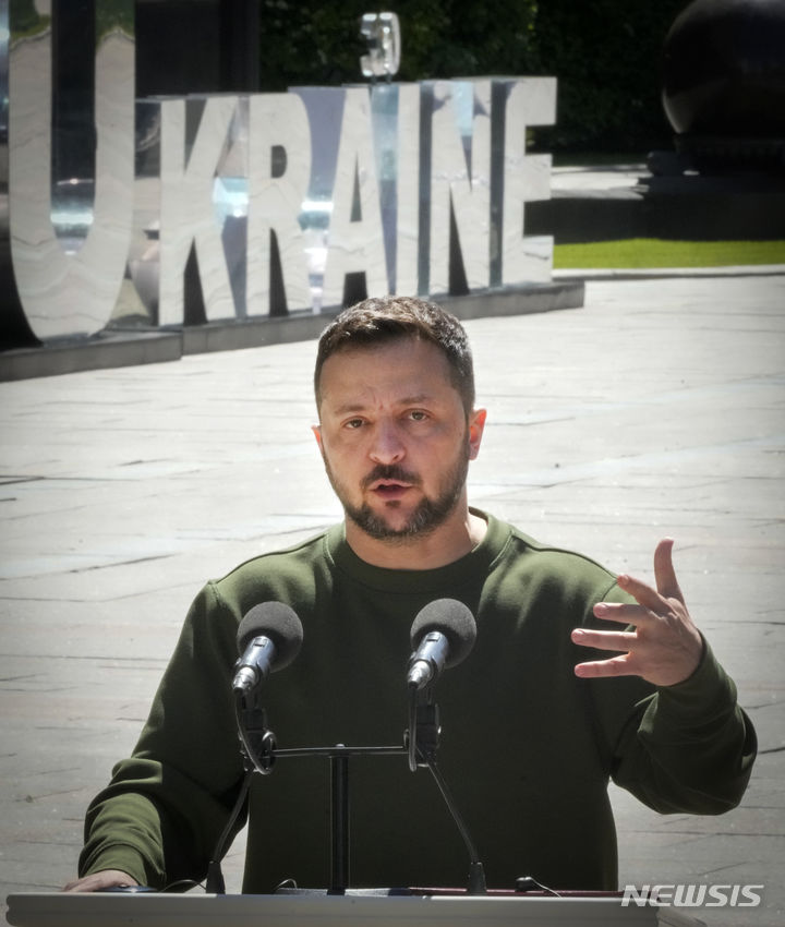 [키이우=AP/뉴시스] 볼로디미르 젤렌스키 우크라이나 대통령이 북대서양조약기구(NATO)가 우크라이나 상공에서 직접 러시아 미사일을 요격해야 한다고 강조했다고 미 뉴욕타임스(NYT)가 21일(현지시각) 보도했다. 사진은 지난 9일 로베르타 메촐라 유럽의회 의장과 공동 기자회견하는 모습. 2024.05.22.