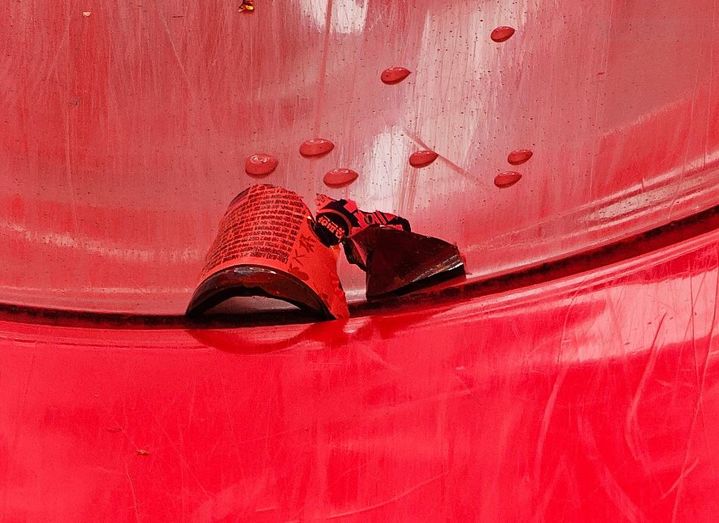 [서울=뉴시스] 경북 구미시의 한 놀이터 미끄럼틀에서 유리 조각이 발견돼 논란이 일고 있다. (사진=구미맘 수다방 갈무리) *재판매 및 DB 금지