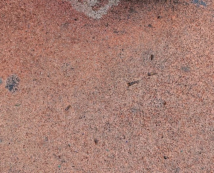 [서울=뉴시스] 경북 구미시의 한 놀이터 미끄럼틀에서 유리 조각이 발견돼 논란이 일고 있다. (사진=구미맘 수다방 갈무리) *재판매 및 DB 금지