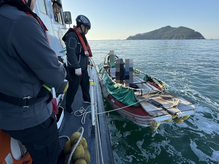 [군산=뉴시스] 9일 오전 6시 23분께 전북 군산시 옥도면 연도 인근 해상에서 낚시어선 A호와 레저선박 B호가 충돌했다. (사진=군산해양경찰서 제공) 2024.05.09. *재판매 및 DB 금지