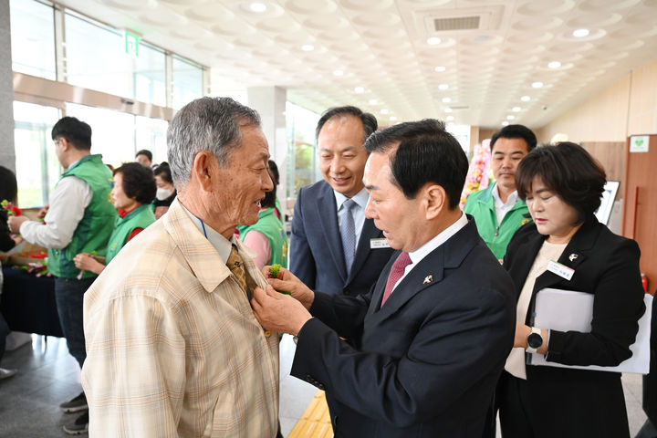 [창녕=뉴시스] 성낙인 군수가 어르신에게 카네이션을 달아드리고 있다. (사진=창녕군 제공) 2024.05.09. photo@newsis.com *재판매 및 DB 금지