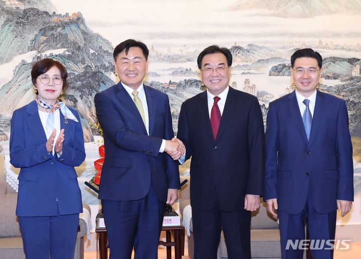 [전주=뉴시스] 김관영 전북특별자치도지사(왼쪽 두 번째)와 국주영은 도의장(왼쪽)을 비롯한 공공외교단이 8일(현지시간) 중국 난징 진링호텔에서 쉬쿤린 장쑤성장과 신창싱 당서기와 공식 면담을 갖고 30년동안 양 지역이 나눈 우정과 미래의 상호 협력사업에 대한 논의했다. (사진 =전북자치도 제공) *재판매 및 DB 금지