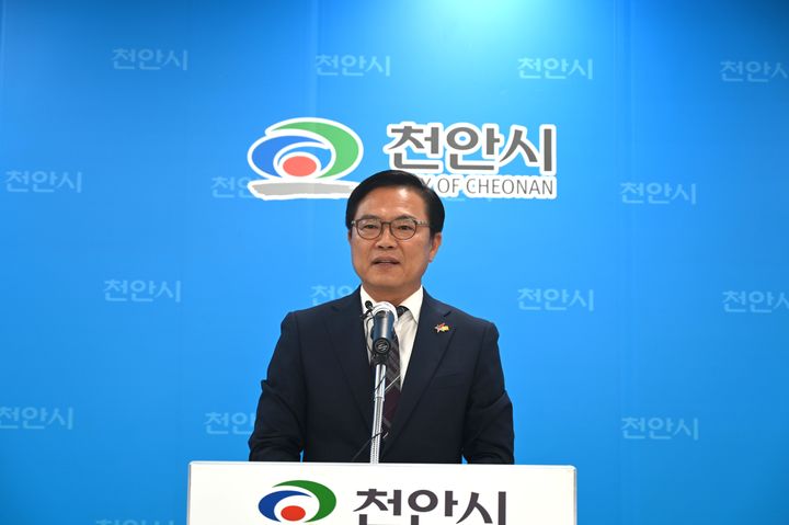 [천안=뉴시스] 김석필 천안시부시장이 9일 시청 브리핑룸에서 기자회견을 열고 불당시민체육공원 조성을 차질없이 진행하겠다고 밝혔다. spacedust1@newsis.com *재판매 및 DB 금지