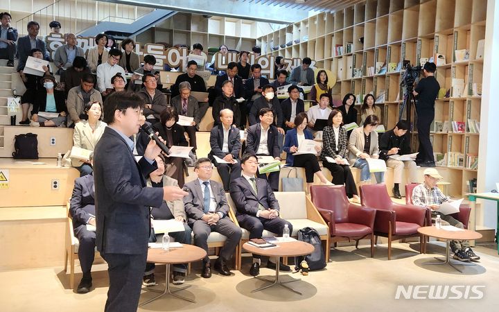 [제주=뉴시스] 양영전 기자 = 9일 오전 제주시 일도일동 제주소통협력센터에서 열린 '15분 도시 제주 기본구상 및 시범지구 기본계획' 용역 최종 보고회에서 용역진이 발표하고 있다. 2024.05.09. 0jeoni@newsis.com