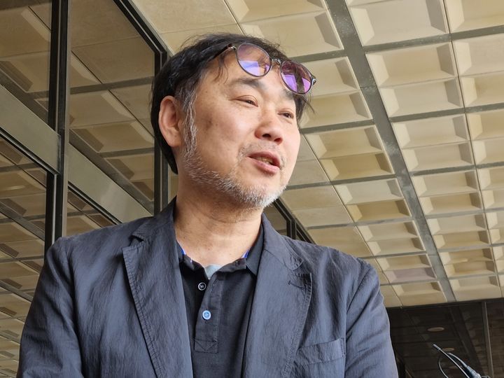 [서울=뉴시스] 전재훈 기자 = 윤석열 대통령 부인 김건희 여사에게 명품가방을 전달한 최재영 목사를 주거침입과 공무집행방해 혐의로 고발한 고발인이 검찰에 조사를 받기 위해 출석했다. 사진은 김순환 서민민생대책위원회 사무총장. 2024.05.09. *재판매 및 DB 금지