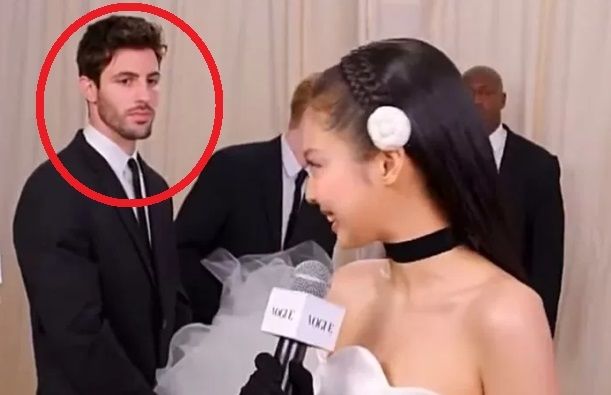 [서울=뉴시스] 제니 옆에 서있는 카스니기 모습. (사진=보그 유튜브 갈무리) *재판매 및 DB 금지