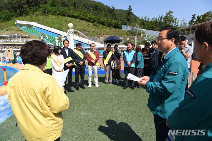 [완주=뉴시스] 유희태 완주군수가 9일 ‘2024년 집중안전점검’의 일환으로 구이면에 소재한 아쿠아틱파크 아마존 현장점검을 실시하고 있다. 2024.05.09 *재판매 및 DB 금지