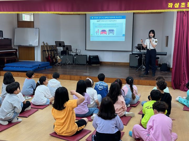 [양산=뉴시스] 양산경찰서가 상북면 좌삼초등학교 1~3학년 학생 29명을 대상으로 찾아가는 학생 맞춤형 교통안전교육을 하고 있다. (사진=양산경찰서 제공) 2024.05.09. photo@newsis.com *재판매 및 DB 금지