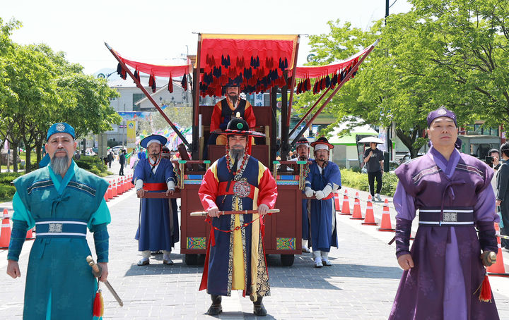 [함양=뉴시스] 함양군청 천령문화제 선비행렬 *재판매 및 DB 금지 *재판매 및 DB 금지