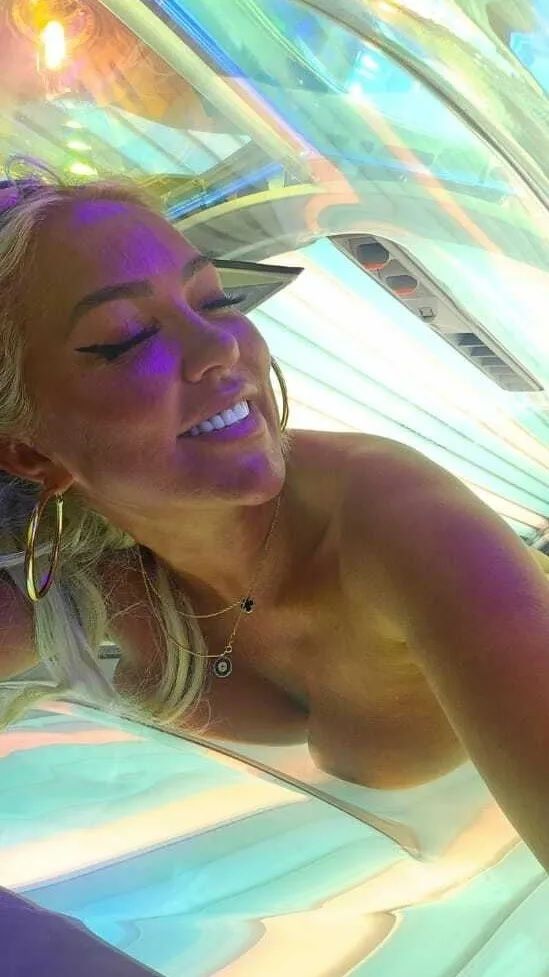 영국 모델 겸 배우 애슬린 호건 월래스가 선베드에서 태닝을 하고 있는 모습 (사진=더선 홈페이지) *재판매 및 DB 금지