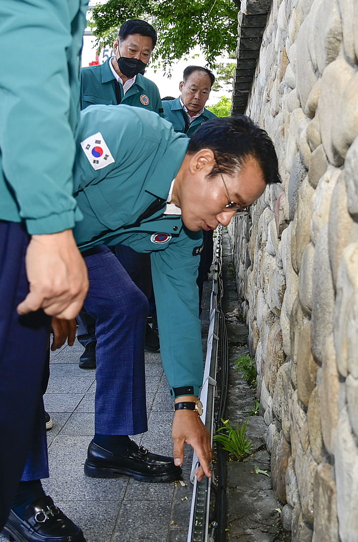 9일 전북자치도와 함께 '제94회 춘향제' 합동 안전점검에 나선 남원시, 최경식 시장이 돌담 밑 임시가설된 전선들의 상태를 꼼꼼히 살피고 있다. *재판매 및 DB 금지