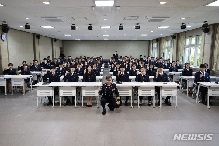 [수원=뉴시스] 9일 오후 홍기현 경기남부경찰청장이 수원 삼일공업고등학교를 방문해 '경찰이라는 목표와 경찰의 목표'를 주제로 특강을 진행하고 있다. 이날 강연은 경찰을 꿈꾸는 삼일공고 경찰사무행정과 학생들에 경찰 생활에 대한 이야기는 물론, 경찰관이 가져야 할 마음가짐에 대해 알려주고자 마련했다. (사진=경기남부경찰청 제공) 2024.5.9. photo@newsis.com *재판매 및 DB 금지