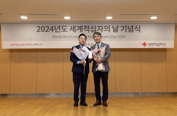 [서울=뉴시스]백호 서울교통공사 사장, 세계적십자의 날 감사패 수상. 2024.05.09. (사진=서울교통공사 제공) *재판매 및 DB 금지