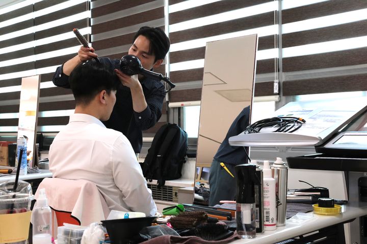 [수원=뉴시스] 경기대 인재개발처의 상상사진관 행사에서 참여자가 이력서 사진을 찍기 위해 헤어 스타일링을 받고 있다. (사진=경기대 제공) 2024.05.09. photo@newsis.com *재판매 및 DB 금지