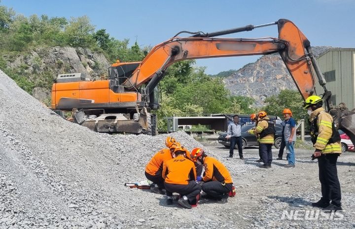 [단양=뉴시스] 서주영 기자 = 9일 오전 충북 단양의 한 시멘트 제조공장 야적장에서 근로자가 석회석 더미에 깔려 숨지는 사고가 발생했다. (사진=단양소방서 제공) 2024.05.09. photo@newsis.com *재판매 및 DB 금지