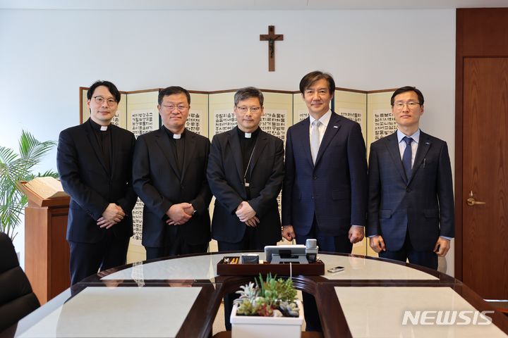 [서울=뉴시스] 문화홍보국장 최광희 신부(왼쪽부터) , 사무처장 정영진 신부, 교구장 정순택 대주교, 조국혁신당 조국 대표, 조용우 정무실장 (사진=천주교 서울대교구 제공) 2024.05.09. photo@newsis.com