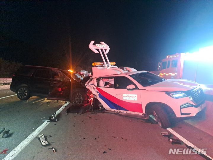 [정읍=뉴시스] 9일 오후 7시 57분께 호남고속도로 하행선(태인IC에서 정읍IC방향) 139㎞ 지점에서 교통사고를 처리 중이던 한국도로공사차량을 SUV차량이 들이받았다. (사진=전북특별자치도소방본부 제공)