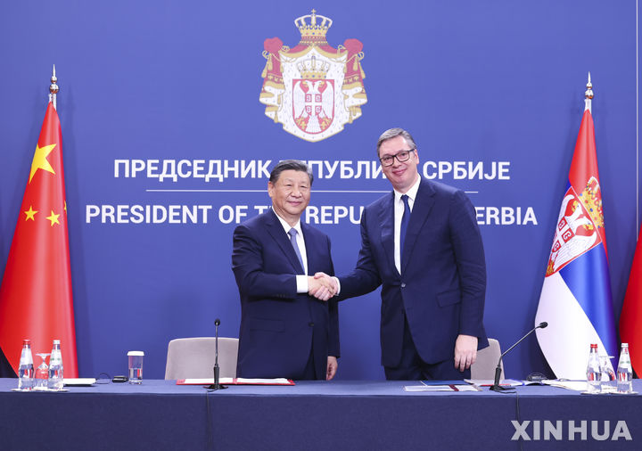 [베오그라드=신화/뉴시스] 세르비아가 중국의 첨단 무기 수출 파트너로 격상될 것으로 보인다고 홍콩 사우스차이나모닝포스트가 11일 보도했다. 사진은 지난 8일 세르비아 베오그라드 대통령궁에서 알렉산다르 부치치 세르비아 대통령(오른쪽)이 시진핑 중국 국가주석과 공동기자회견에 앞서 악수하는 모습. 2024.05.11.