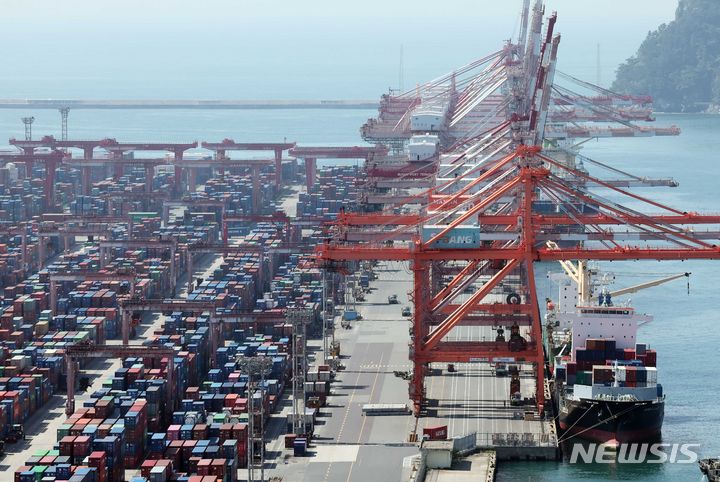 [부산=뉴시스] 하경민 기자 = 9일 한국은행이 발표한 '2024년 3월 국제수지(잠정)'에 따르면 지난 3월 우리나라 경상수지는 69억3000만 달러 흑자로, 11개월 연속 흑자를 기록했다.&nbsp; 이날 오전 부산 남구 신선대 부두에서 컨테이너 선적 및 하역작업이 진행되고 있다. 2024.05.09. yulnetphoto@newsis.com