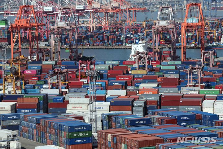 [부산=뉴시스] 하경민 기자 = 9일 한국은행이 발표한 '2024년 3월 국제수지(잠정)'에 따르면 지난 3월 우리나라 경상수지는 69억3000만 달러 흑자로, 11개월 연속 흑자를 기록했다.&nbsp;&nbsp; 이날 오전 부산 남구 신선대(사진 아래) 및 감만(위) 부두 야적장에 컨테이너가 가득 쌓여 있다. 2024.05.09. yulnetphoto@newsis.com