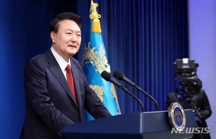 [서울=뉴시스] 조수정 기자 = 윤석열 대통령이 9일 서울 용산 대통령실 청사에서 열린 취임 2주년 기자회견에 앞서 발언하고 있다. 2024.05.09. chocrystal@newsis.com