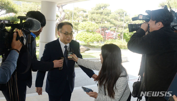 [정읍=뉴시스] 김얼 기자 =  이원석 검찰총장이 9일 전북 정읍시 전주지방법원 정읍지청을 방문해 기자들의 질의에 답변하고 있다. 이원석 검찰총장은 직원들 격려차원으로 정읍지청을 방문했고 기자들의 간단한 질문에만 답변한 뒤에 장내로 들어섰다. 2024.05.09. pmkeul@newsis.com