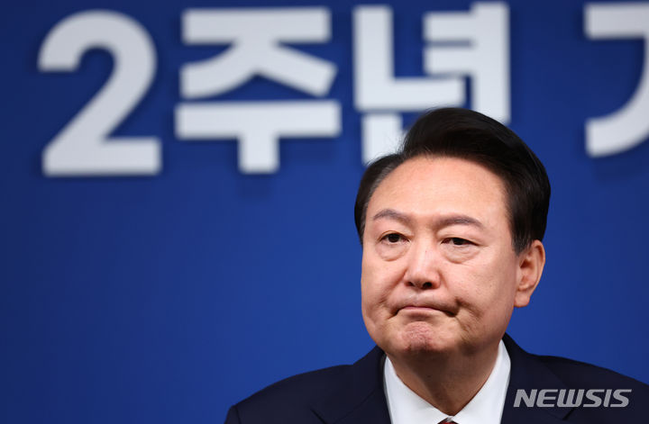 [서울=뉴시스] 전신 기자 = 윤석열 대통령이 9일 서울 용산 대통령실 청사에서 열린 취임 2주년 기자회견에서 출입기자들의 질문을 받고 있다. 2024.05.09. photo1006@newsis.com