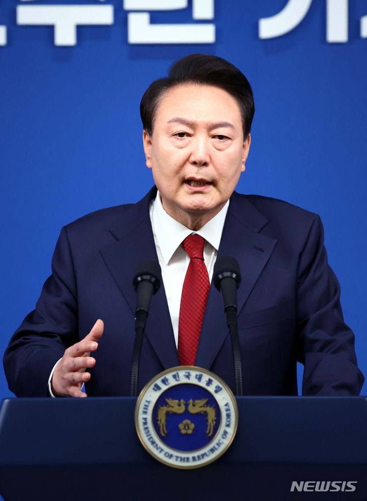 [서울=뉴시스] 전신 기자 = 윤석열 대통령이 9일 서울 용산 대통령실 청사에서 열린 취임 2주년 기자회견에서 출입기자들의 질문에 답변하고 있다. 2024.05.09. photo1006@newsis.com