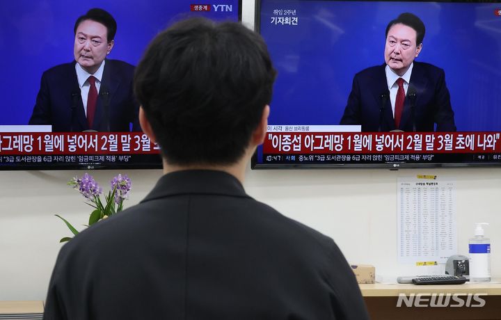 [서울=뉴시스] 조성봉 기자 = 9일 오전 서울 여의도 국회 더불어민주당 원내대표실에서 당직자들이 윤석열 대통령의 취임 2주년 국민보고 생중계를 시청하고 있다. 2024.05.09. suncho21@newsis.com