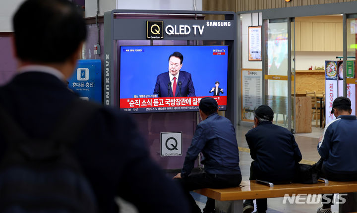 [대구=뉴시스] 이무열 기자 = 9일 오전 대구 동대구역 대합실에서 한 시민이 ‘윤석열 정부 2년 국민보고 및 기자회견’ 방송을 시청하고 있다. 2024.05.09. lmy@newsis.com