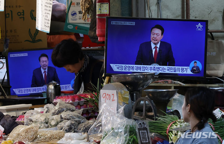 [서울=뉴시스] 김명년 기자 = 9일 오전 서울시내 한 재래시장에서 상인이 윤석열 대통령 취임 2주년 기자회견을 시청하고 있다. 2024.05.09. kmn@newsis.com