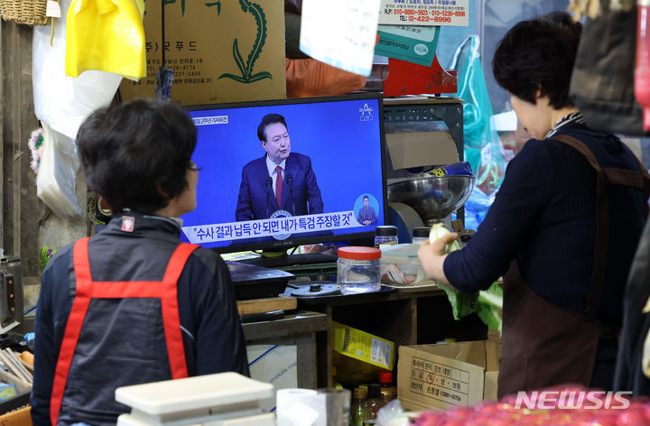 [서울=뉴시스] 김명년 기자 = 9일 오전 서울시내 한 재래시장에서 상인이 윤석열 대통령 취임 2주년 기자회견을 시청하고 있다. 2024.05.09. kmn@newsis.com