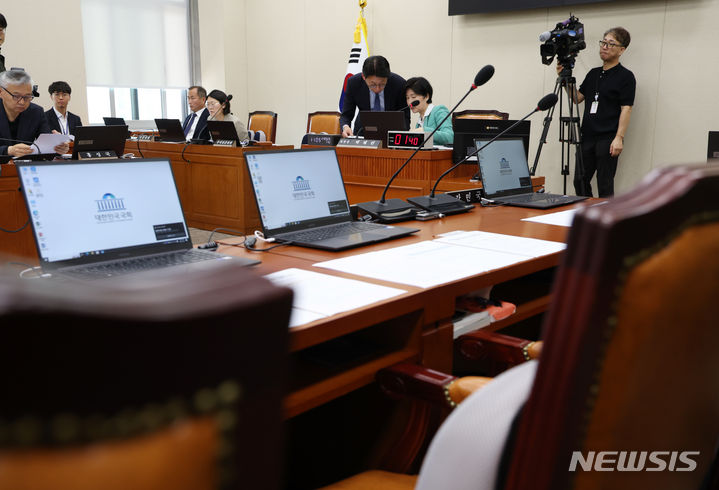 [서울=뉴시스] 고승민 기자 = 백혜련 국회 정무위원장이 9일 서울 여의도 국회에서 2023년도 국정감사 위증 증인(국민권익위원회 임윤주 전 기획조정실장) 고발을 안건으로 열린 제1차 정무위원회에서 발언하고 있다. 여당 국민의힘 위원들의 자리가 비어 있다. 2024.05.09. kkssmm99@newsis.com