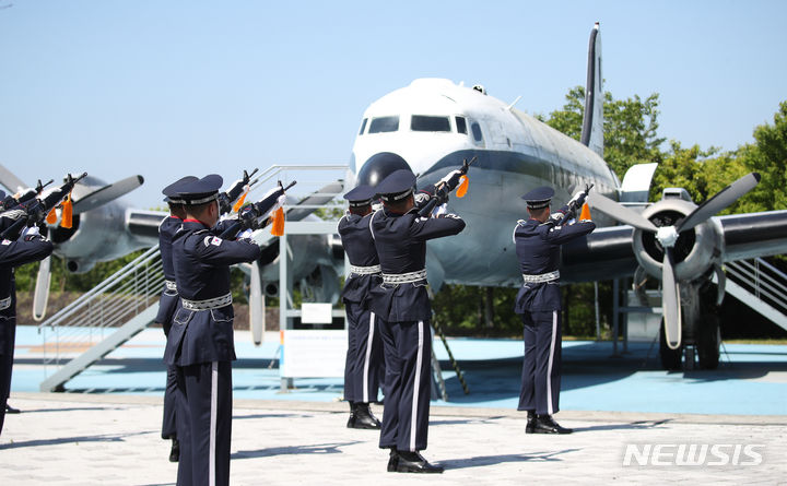 [서귀포=뉴시스] 우장호 기자 = 9일 오전 서귀포시 안덕면 제주 항공우주박물관에서 공군 주관으로 고(故) 딘 헤스(Dean E. Hess) 미국 공군 대령의 9주기 추모행사가 진행되고 있다.6·25전쟁 항공전 영웅인 헤스 대령은 1000여 명의 전쟁 고아들을 서울에서 제주도로 구출하는데도 기여해 우리 정부로부터 이례적으로 두 차례(1951·1960년) 훈장을 받았다. 2024.05.09. woo1223@newsis.com