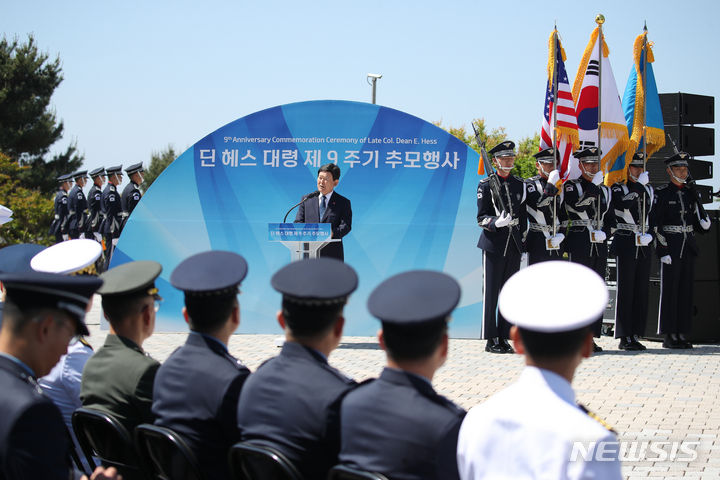 [서귀포=뉴시스] 우장호 기자 = 김광수 제주도교육감이 9일 오전 서귀포시 안덕면 제주 항공우주박물관에서 공군 주관으로 열린 고(故) 딘 헤스(Dean E. Hess) 미국 공군 대령의 9주기 추모행사에 참석해 추모사하고 있다.6·25전쟁 항공전 영웅인 헤스 대령은 1000여 명의 전쟁 고아들을 서울에서 제주도로 구출하는데도 기여해 우리 정부로부터 이례적으로 두 차례(1951·1960년) 훈장을 받았다. 2024.05.09. woo1223@newsis.com