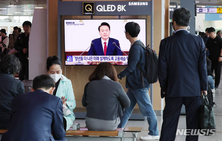 [서울=뉴시스] 김진아 기자 = 9일 오전 서울역 대합실에서 시민들이 텔레비전에서 생중계되는 '윤석열 대통령 취임 2주년 국민보고 및 기자회견'을 시청하고 있다. 2024.05.09. bluesoda@newsis.com