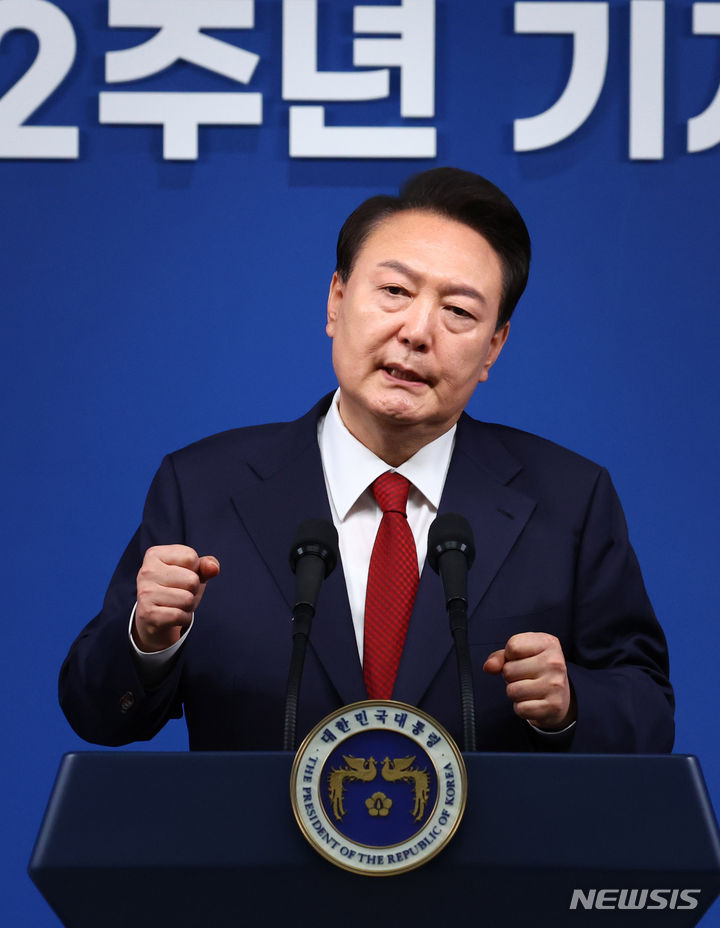 [서울=뉴시스] 전신 기자 = 윤석열 대통령이 9일 서울 용산 대통령실 청사에서 열린 취임 2주년 기자회견에서 출입기자들의 질문에 답변하고 있다. 2024.05.09. photo1006@newsis.com