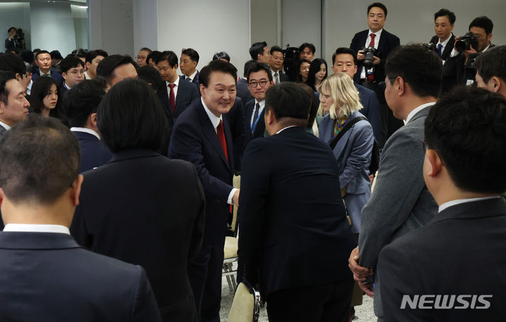 [서울=뉴시스] 조수정 기자 = 윤석열 대통령이 9일 서울 용산 대통령실 청사에서 열린 취임 2주년 기자회견을 마친 뒤 참석 기자들과 인사를 나누고 있다. 2024.05.09. chocrystal@newsis.com