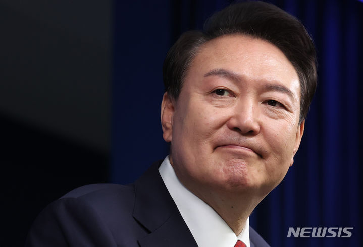 [서울=뉴시스] 조수정 기자 = 윤석열 대통령이 9일 서울 용산 대통령실 청사에서 열린 취임 2주년 기자회견에서 출입기자들의 질문을 듣고 있다. 2024.05.09. chocrystal@newsis.com