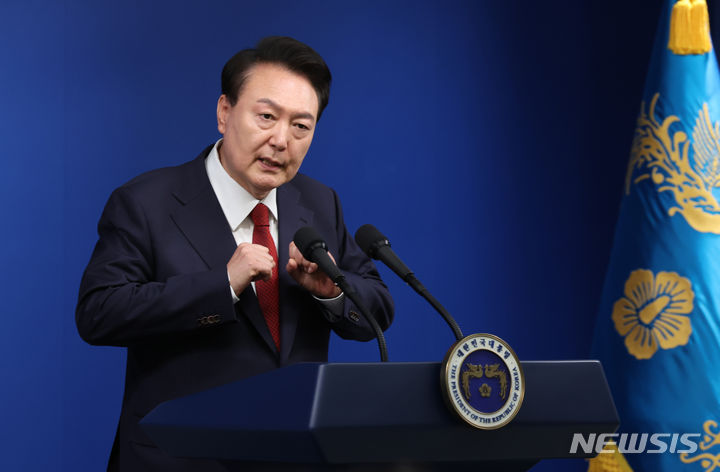 [서울=뉴시스] 조수정 기자 = 윤석열 대통령이 지난 9일 서울 용산 대통령실 청사에서 열린 취임 2주년 기자회견에서 출입기자들의 질문에 답변하고 있다. 2024.05.09. chocrystal@newsis.com