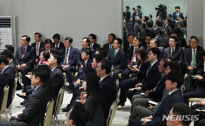 [서울=뉴시스] 조수정 기자 = 정진석 비서실장과 장호진 국가안보실장, 성태윤 정책실장, 홍철호 정무수석, 이도운 홍보수석, 김주현 민정수석, 박주현 정무수석, 장상윤 사회수석, 박상욱 과학기술수석 등 대통령실 참모진이 9일 서울 용산 대통령실 청사에서 열린 윤석열 대통령의 취임 2주년 기자회견에 배석하고 있다. 2024.05.09. chocrystal@newsis.com